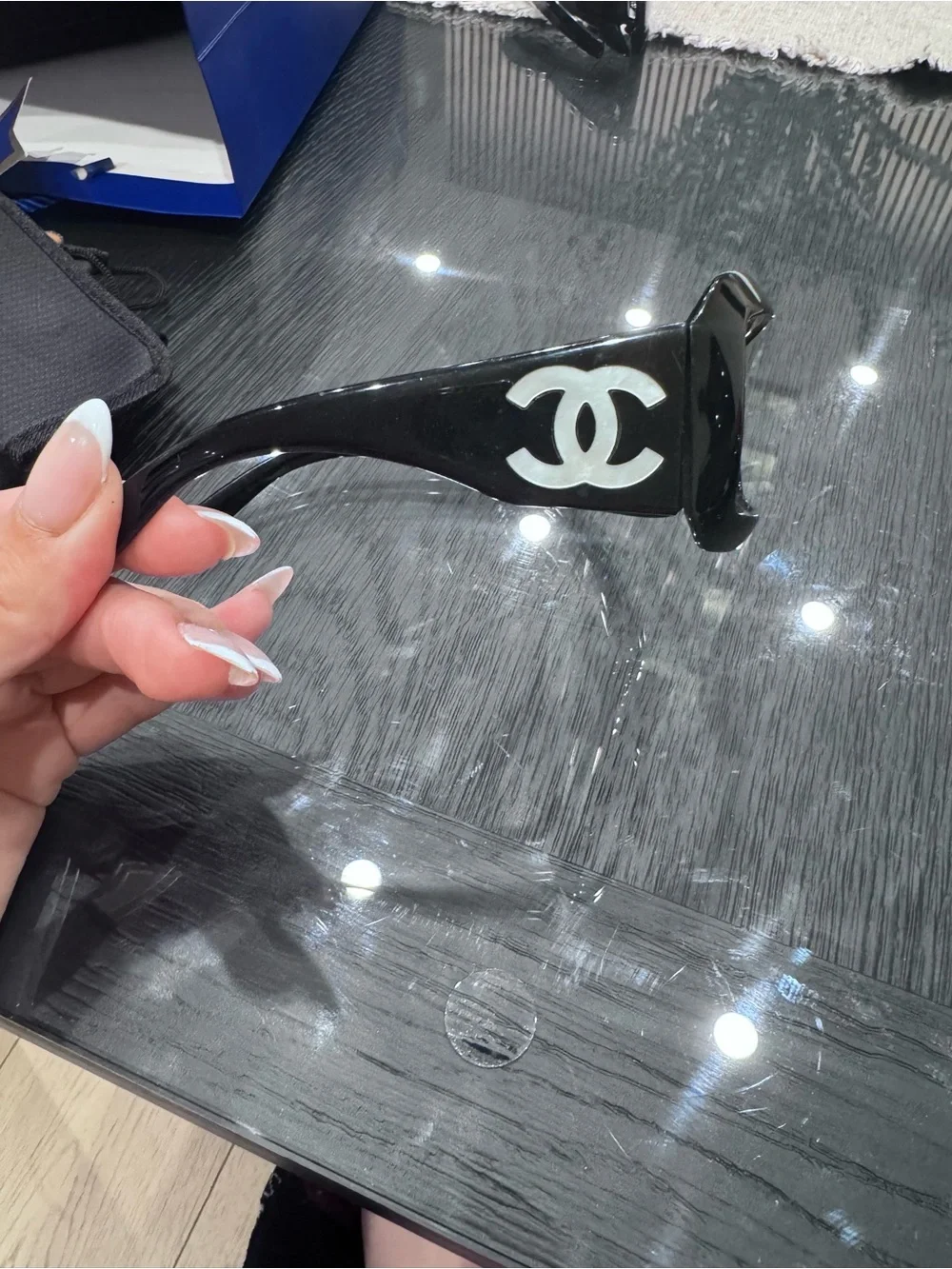 Chanel Black Logo CC Sunglasses - Picture 4 of 7